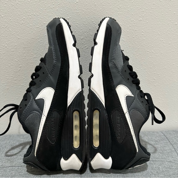 Nike Women’s Air Max Oketo Sneaker - Picture 7 of 12